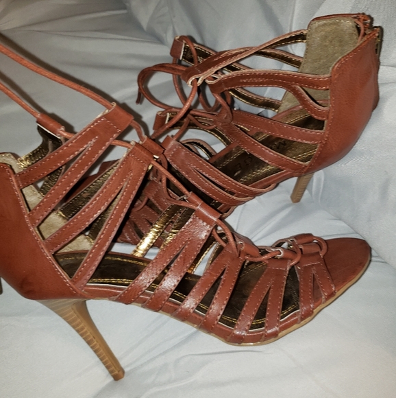 Women's shoes - Picture 2 of 3